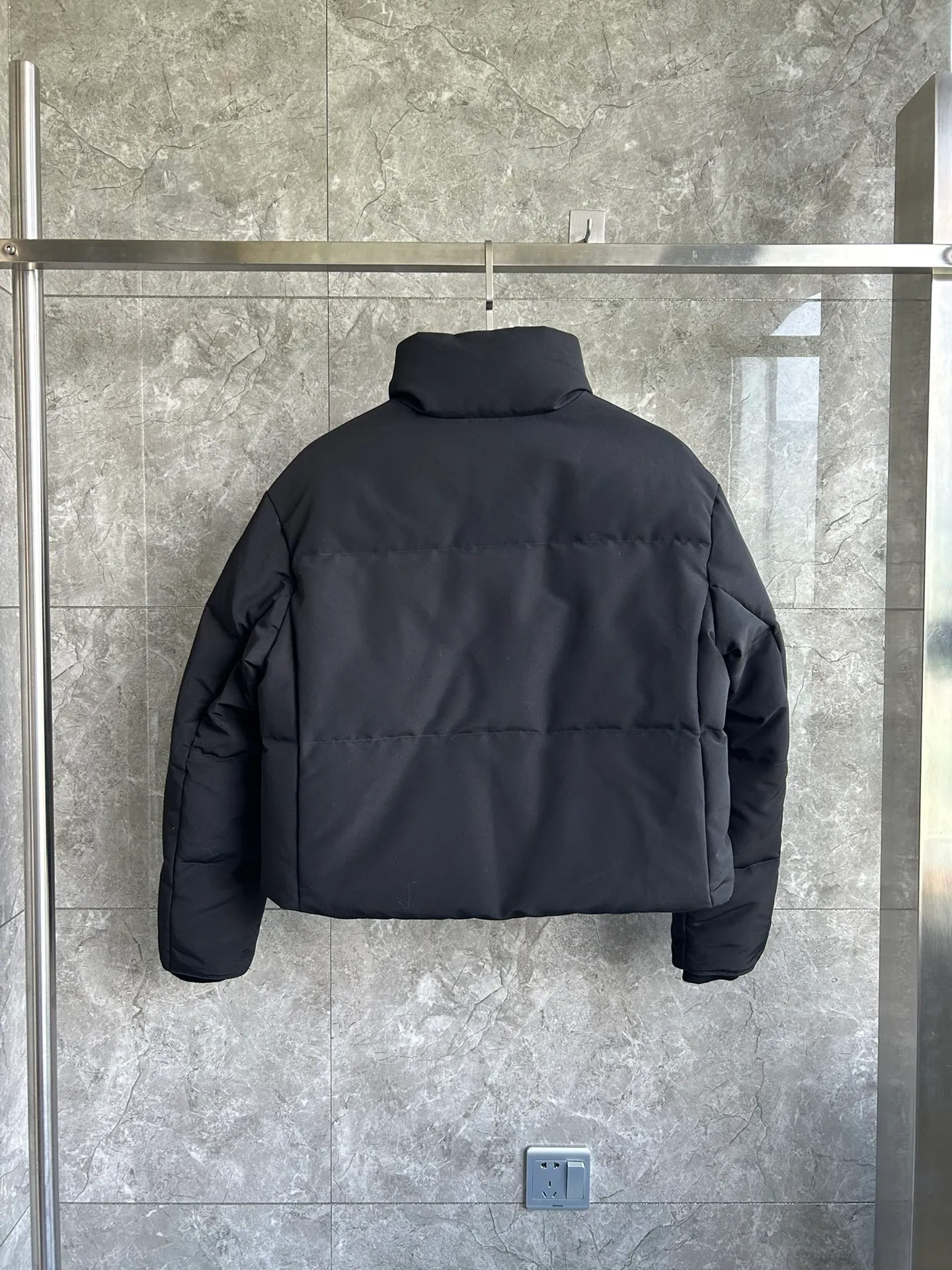 P880 E2266WB Grandview black label short jacket down jacket. Constructed from Arctic Tech recycled fabric®, it features a cinchable hem for sleek styling and storage. Color: black. Size: XS S M L XL.